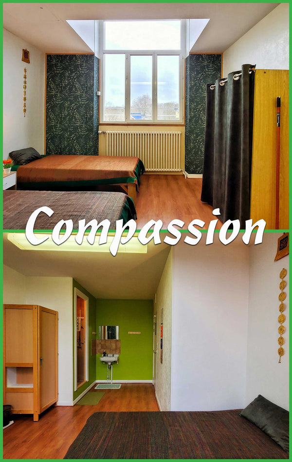Chambre de méditation bouddhiste avec lits simples, fenêtre lumineuse et décoration tibétaine, espace de compassion
