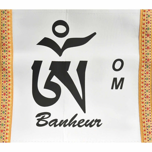 Drapeau bouddhiste blanc avec symbole Om, figure méditative et bordure tibétaine colorée, mot 'Bonheur'