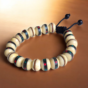 Bracelet bouddhiste tibétain en perles décorées, symbole de méditation et philosophie bouddhiste