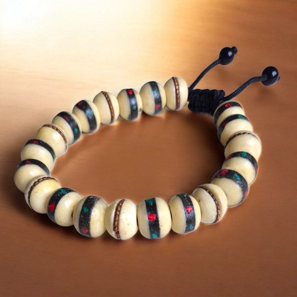 Bracelet bouddhiste tibétain en perles décorées, symbole de méditation et philosophie bouddhiste