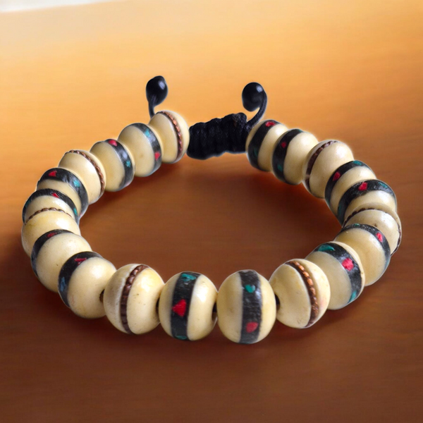 Bracelet bouddhiste tibétain en perles naturelles avec motifs colorés, artisanat de l'Himalaya