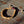 Bracelet bouddhiste en perles sculptées, symbole de la philosophie tibétaine, posé sur bois vieilli