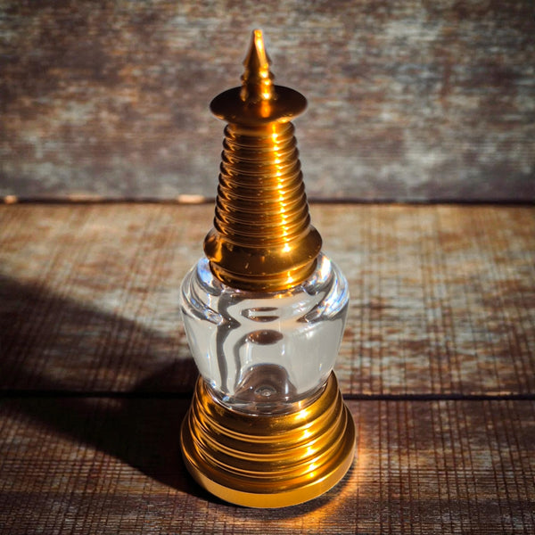 Stupa bouddhiste en verre et métal doré, objet de méditation tibétain sur bois