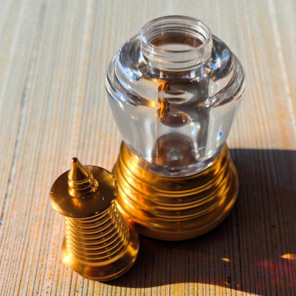 Lampe à huile bouddhiste en verre et métal doré, objet de méditation tibétaine
