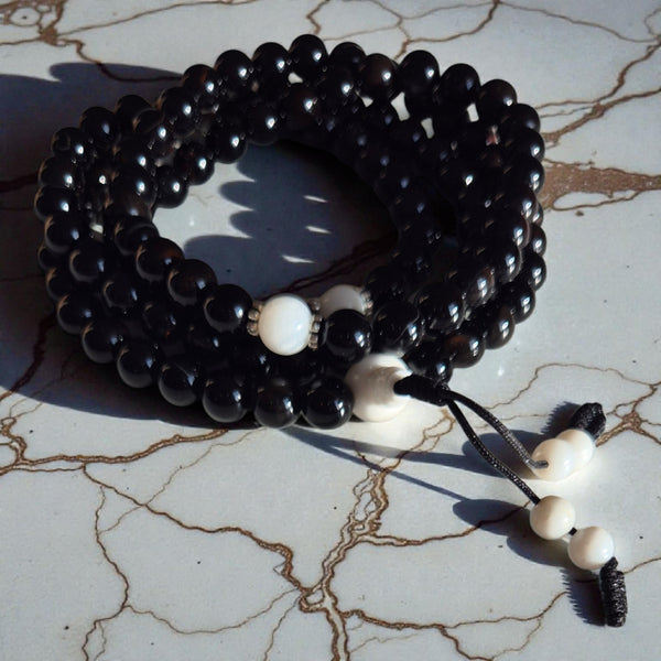 Chapelet bouddhiste en perles noires et blanches, objet de méditation tibétaine