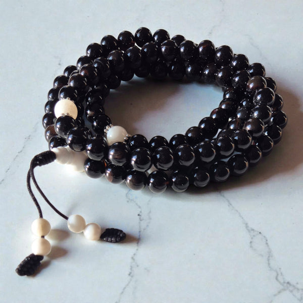 Chapelet bouddhiste en perles noires et blanches pour méditation, culture tibétaine