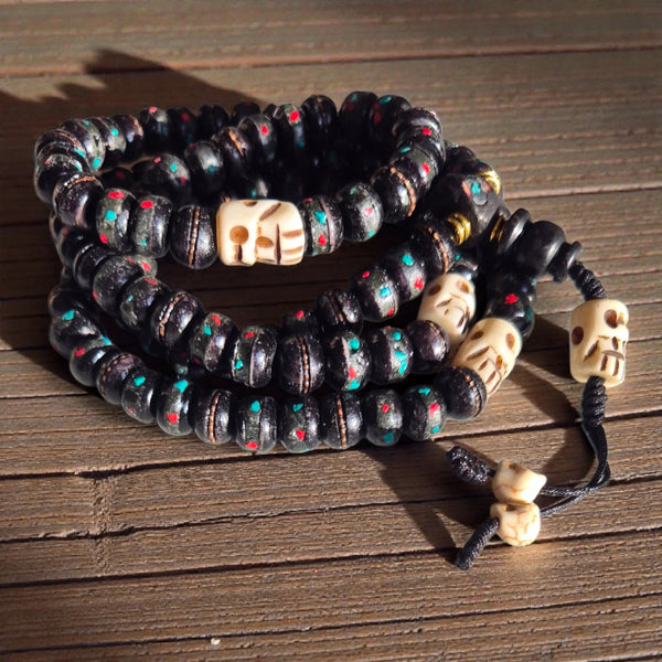 Mala bouddhiste tibétain avec perles noires et crânes, objets de méditation et philosophie bouddhiste