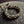 Bracelet bouddhiste en perles naturelles à motifs noirs, symbole de méditation et sagesse tibétaine