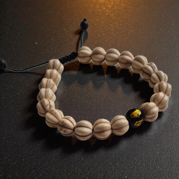 Bracelet bouddhiste en perles naturelles avec symbole doré, objet de méditation tibétaine