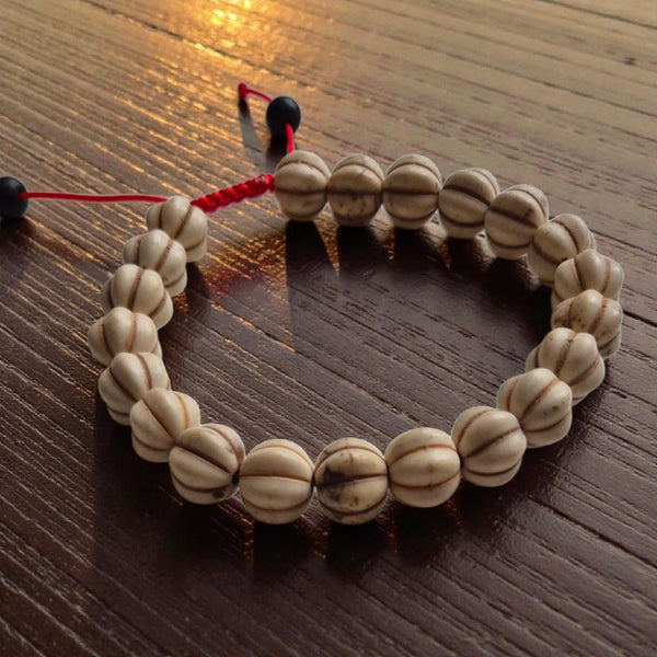Chapelet bouddhiste en graines naturelles avec cordon rouge, pour méditation et pratique spirituelle