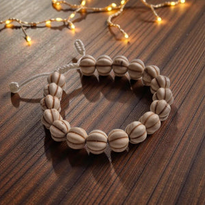 Bracelet de méditation en perles naturelles sur bois, lumière douce, objets bouddhistes tibétains