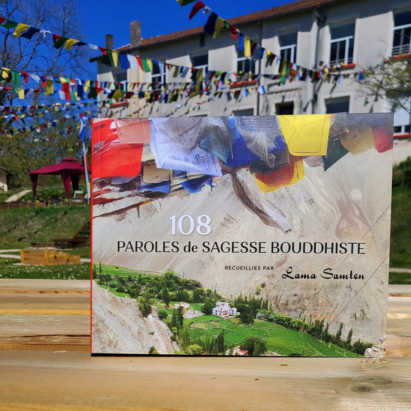 Livre 108 Paroles de Sagesse Bouddhiste par Lama Samten, drapeaux tibétains en arrière-plan
