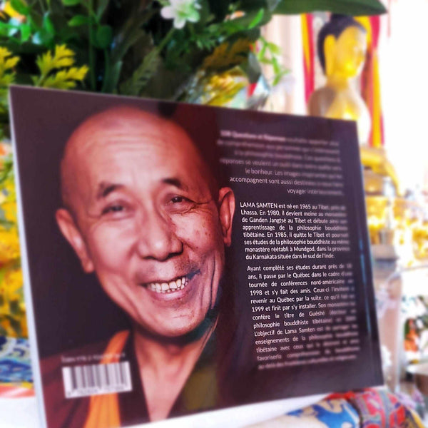 Livre sur Lama Samten, maître bouddhiste tibétain, avec statue de Bouddha et fleurs en arrière-plan