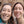 Deux femmes souriantes devant un temple bouddhiste, voyage spirituel en Himalaya