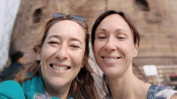 Deux femmes souriantes devant un temple bouddhiste, voyage spirituel en Himalaya