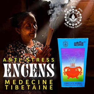 Encens anti-stress tibétain médecine tibétaine, boîte Sorig avec fumée d'encens et femme en prière