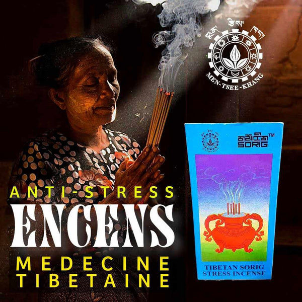 Encens anti-stress tibétain médecine tibétaine, boîte Sorig avec fumée d'encens et femme en prière