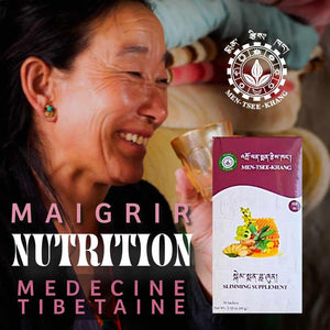 Femme souriante buvant un thé de médecine tibétaine Men-Tsee-Khang pour maigrir et nutrition