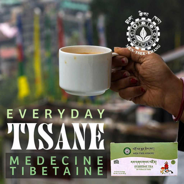 Tisane médicinale tibétaine Everyday Tea de Men-Tsee-Khang, boisson bien-être avec drapeaux prières en fond
