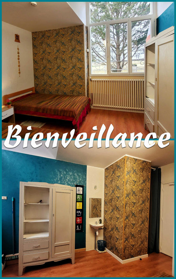 Chambre d'accueil au Centre Bouddhiste avec lit, armoire et décoration tibétaine pour la méditation