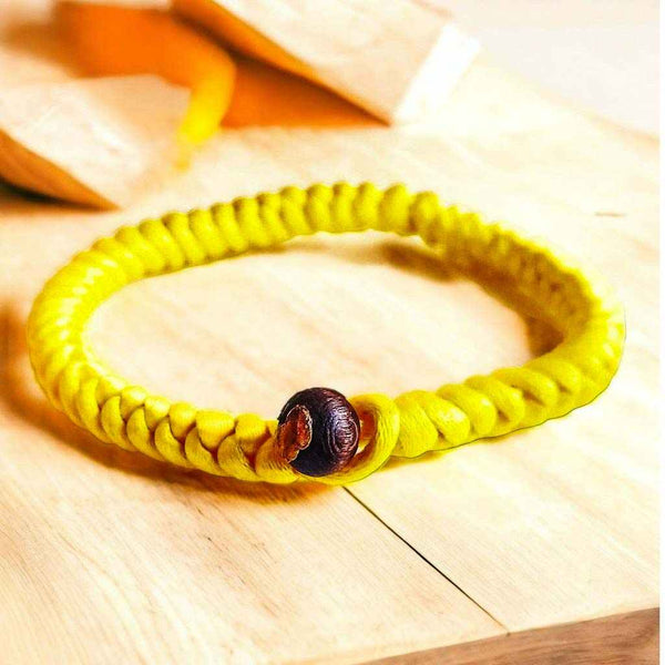 Bracelet tibétain tressé jaune avec perle en bois, objet de méditation bouddhiste