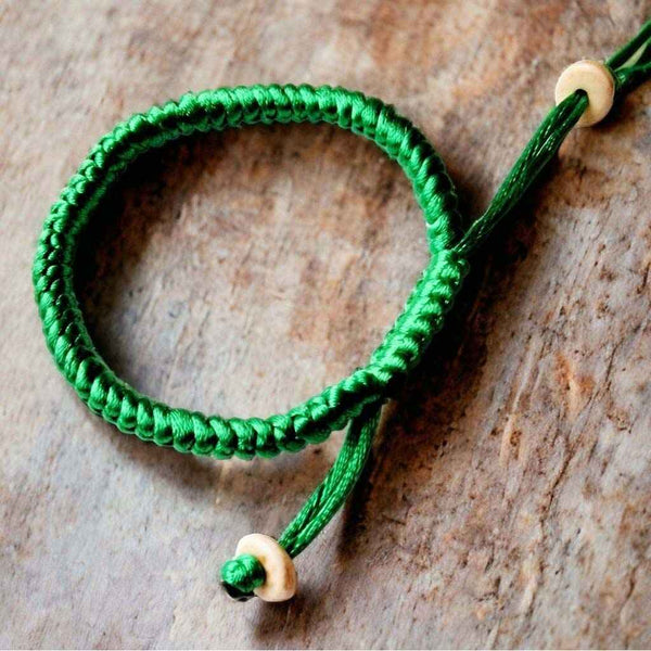Bracelet tibétain vert tressé avec perles naturelles, symbole de méditation et philosophie bouddhiste