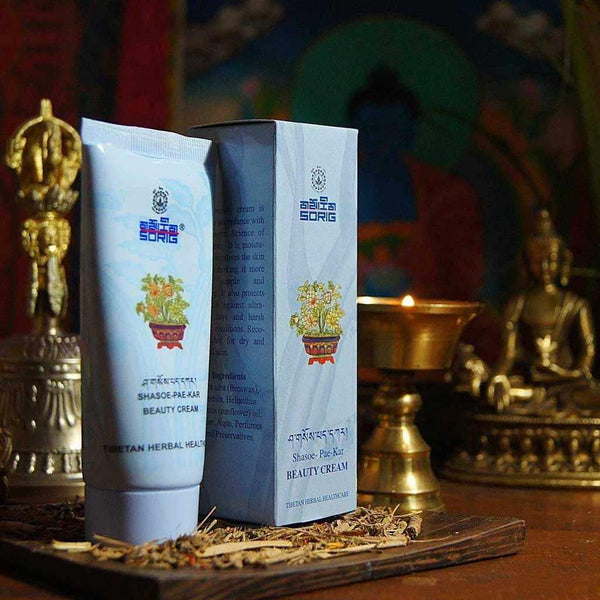 Crème de beauté tibétaine Shasoe-Pae-Kar, soin naturel aux herbes, avec objets bouddhistes et bougie