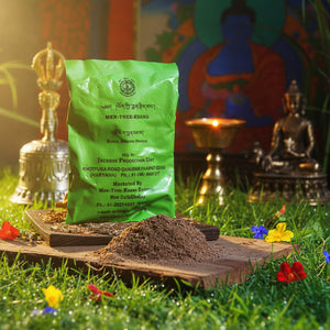 Encens tibétain Men-Tsee-Khang pour méditation, avec statuette bouddhiste et offrandes sur herbe