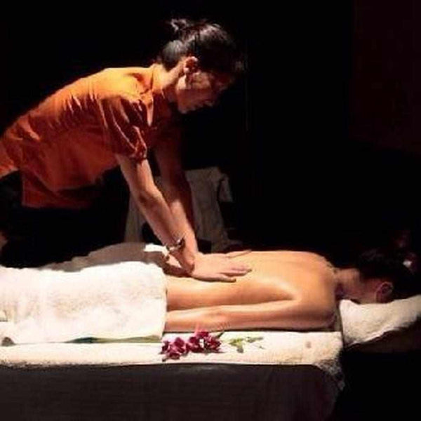 Massage relaxant avec huiles naturelles, fleurs et ambiance apaisante pour bien-être