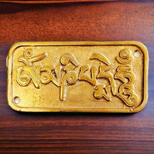 Plaque dorée tibétaine gravée de mantra bouddhiste, objet de méditation et culture himalayenne