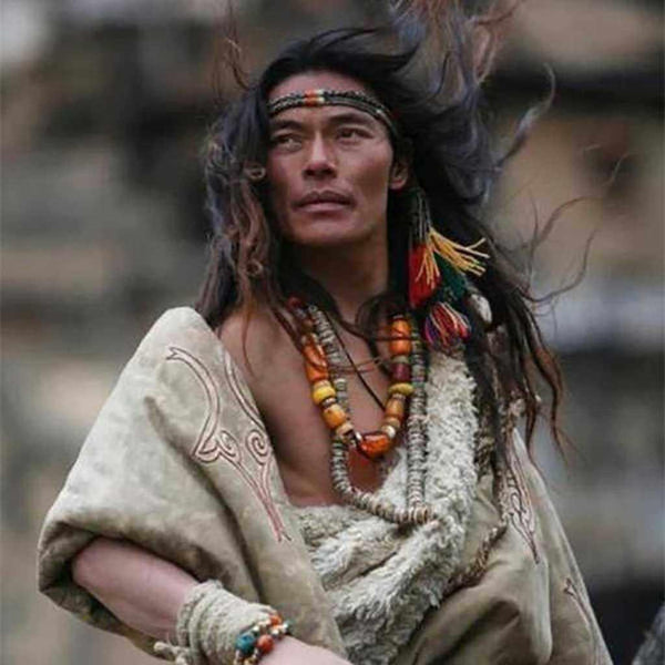 Homme tibétain en tenue traditionnelle avec colliers et bandeau, culture himalayenne