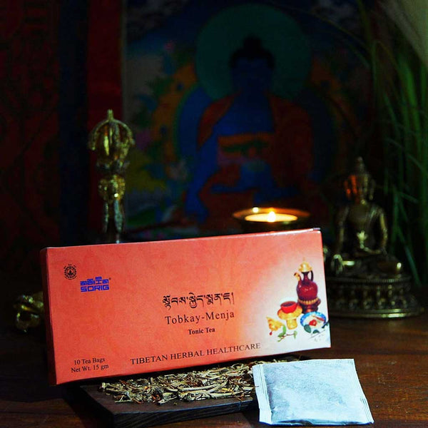 Thé tonique tibétain Tobkay-Menja, soin herbal bouddhiste avec feuilles séchées et sachet, ambiance méditative