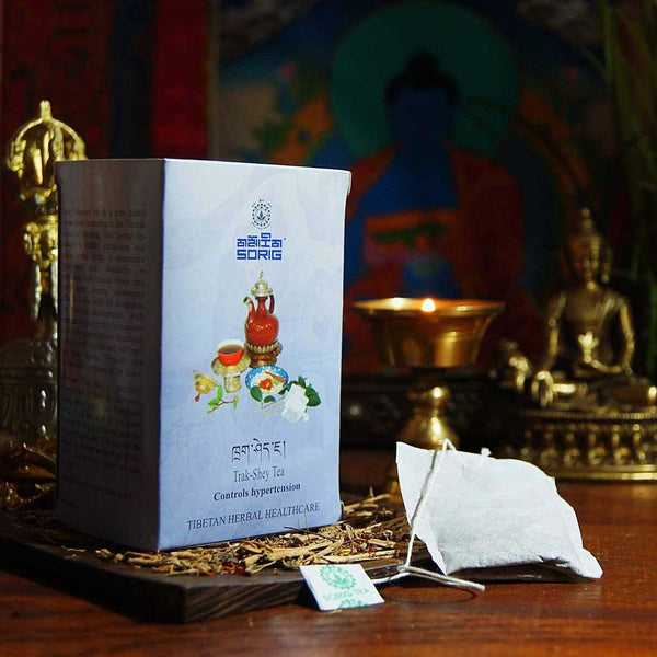 Thé tibétain Trak-Shey pour hypertension, soins naturels bouddhistes avec statuettes et bougie