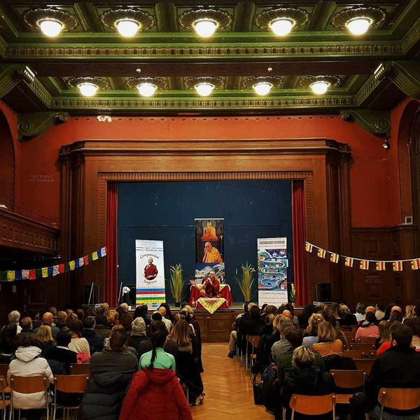 Conférence sur la méditation bouddhiste avec Lama Samten, drapeaux tibétains et livres philosophiques