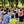 Groupe en méditation bouddhiste en plein air, enseignement en forêt avec drapeaux tibétains