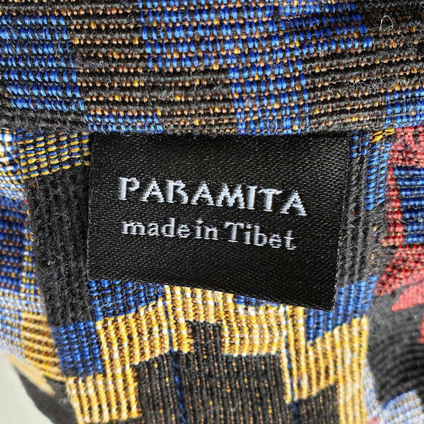 Étiquette Paramita, fabriqué au Tibet, sur tissu tibétain coloré