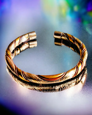 Bracelet tibétain en métal ciselé, bijou artisanal de la culture himalayenne