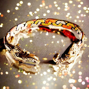 Bracelet bouddhiste en forme de dragon avec motifs colorés, symbole de sagesse et protection tibétaine