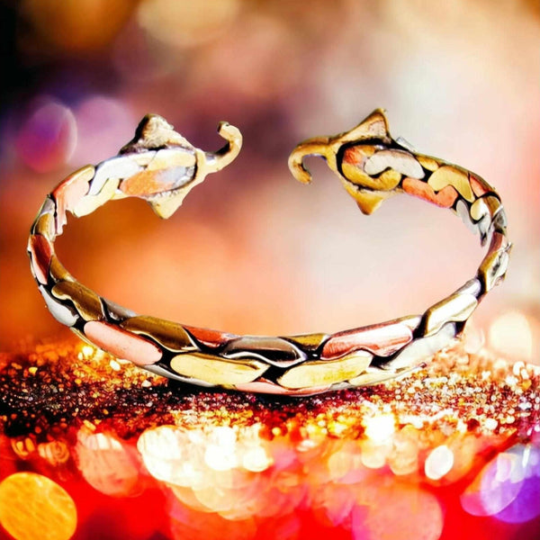 Bracelet tibétain en métal multicolore avec motifs de nœuds, symbole de la philosophie bouddhiste