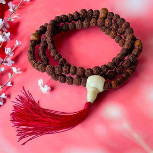 Chapelet bouddhiste en graines Rudraksha avec pompon rouge et perles naturelles