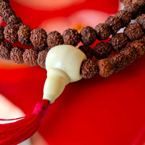 Chapelet bouddhiste en rudraksha avec pendentif blanc et pompon rouge
