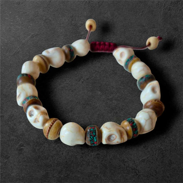 Bracelet bouddhiste tibétain avec perles crânes et turquoises, artisanat de l'Himalaya