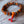 Bracelet bouddhiste en perles naturelles avec motifs colorés et nœud rouge, symbole de méditation et culture tibétaine