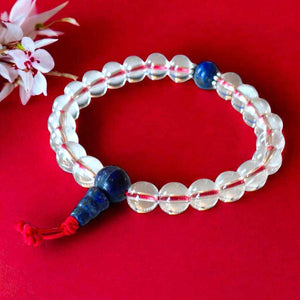 Bracelet bouddhiste en pierres claires et lapis-lazuli, symbole de méditation et sagesse tibétaine