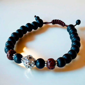 Bracelet bouddhiste avec perles noires, rouge et pendentif métal, ajustable, inspiration tibétaine