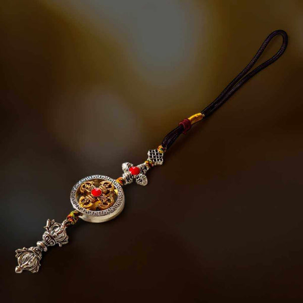 Amulette bouddhiste tibétaine avec nœud mystique et pierres rouges, symbole de protection et de sagesse