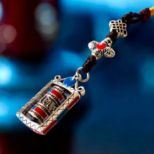Pendentif bouddhiste tibétain avec roue de prière, pierres colorées et nœud infini, artisanat de l'Himalaya