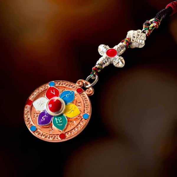 Pendentif bouddhiste tibétain avec fleur de lotus colorée et nœud éternel, symbole de sagesse et protection