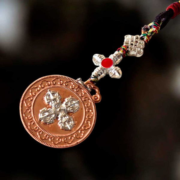 Pendentif bouddhiste tibétain en cuivre avec Vajra, nœud éternel et cordon coloré, symbole de protection et sagesse.