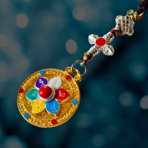 Pendentif bouddhiste tibétain avec fleur de lotus colorée et symboles sacrés, bijou de méditation